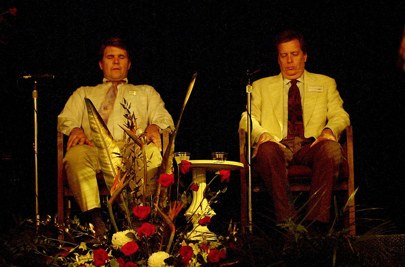 Jack Appel y David Reynolds concentrados para recibir un mensaje extraterrestre en la Unarius Academy of Science. Getty